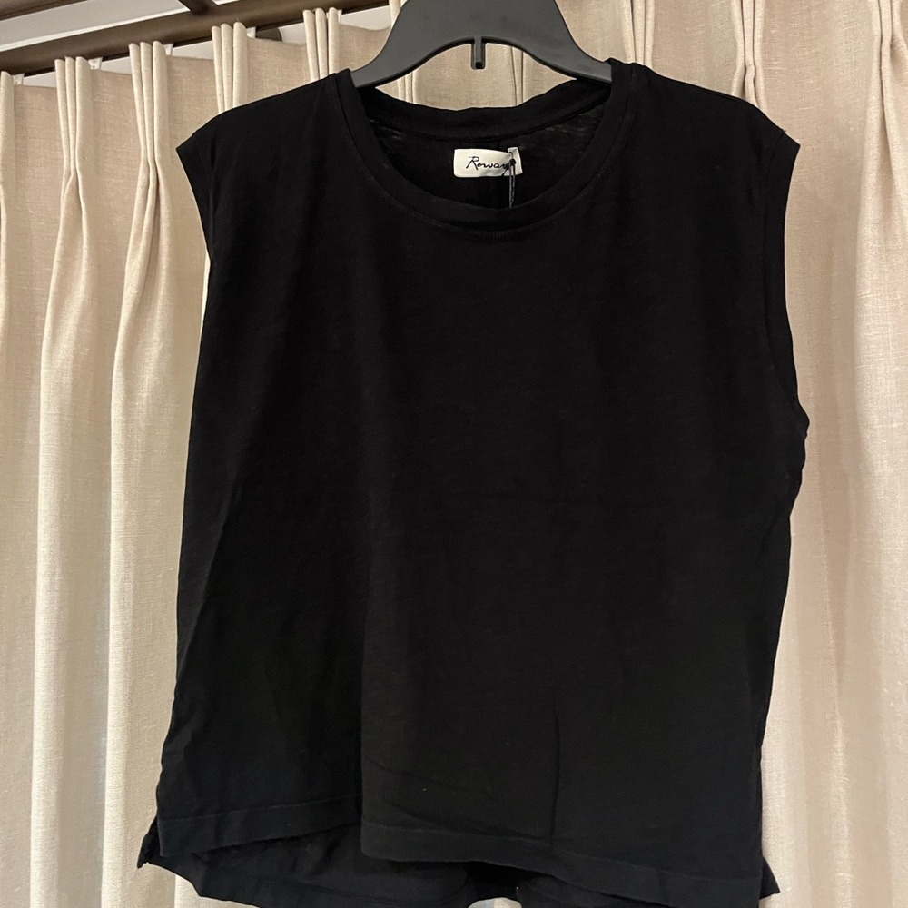 Chic Black Sleeveless Muscle Tee - Picture 2 of 2